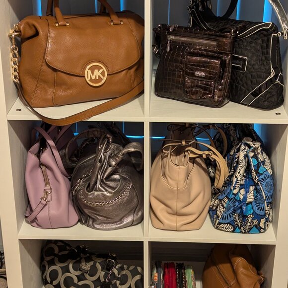 LIVE SHARE SHOW!  9:00am EDT, BAGS and BEAUTY!!!  Bags, wallets, skin care, etc. - Picture 4 of 9